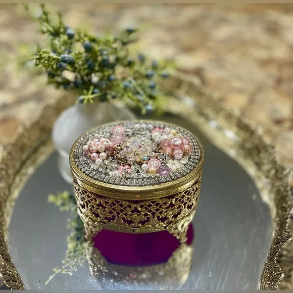 ✨ Vintage Hand-Embellished Brass Jewelry Box – One-of-a-Kind Beauty ✨ - Picture 3 of 5